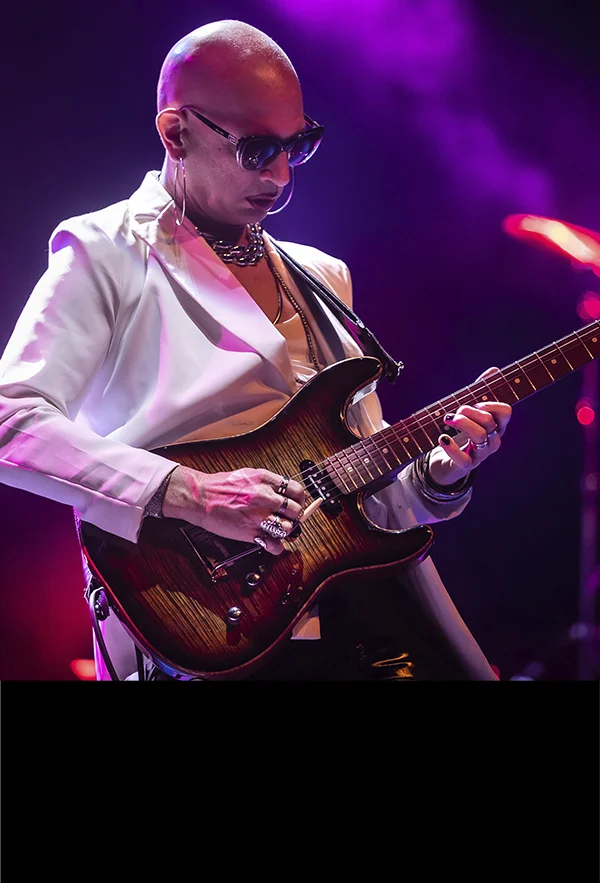 Karen Bennett - Guitarra